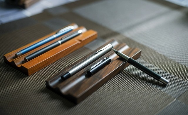 Fountain pen holder solid wood three-slot pen holder simple creative double-slot pen holder desktop storage ornament single-slot pen holder