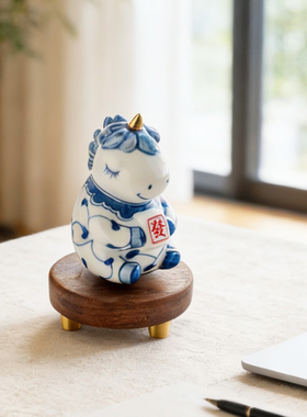 国潮青花陶瓷马年吉祥物装饰摆件