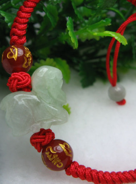 翡翠玉羊手链属羊属马六合手机链钥匙扣红绳手链