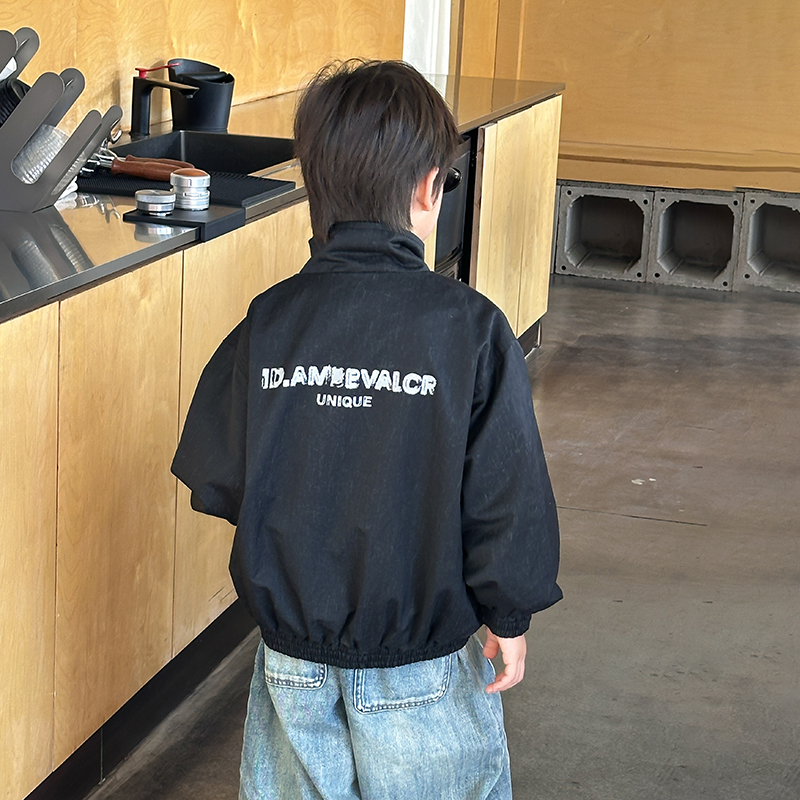 依依妈男童山系字母立领冲锋衣儿童秋装宝宝宽松休闲防风纯色外套 - 图0