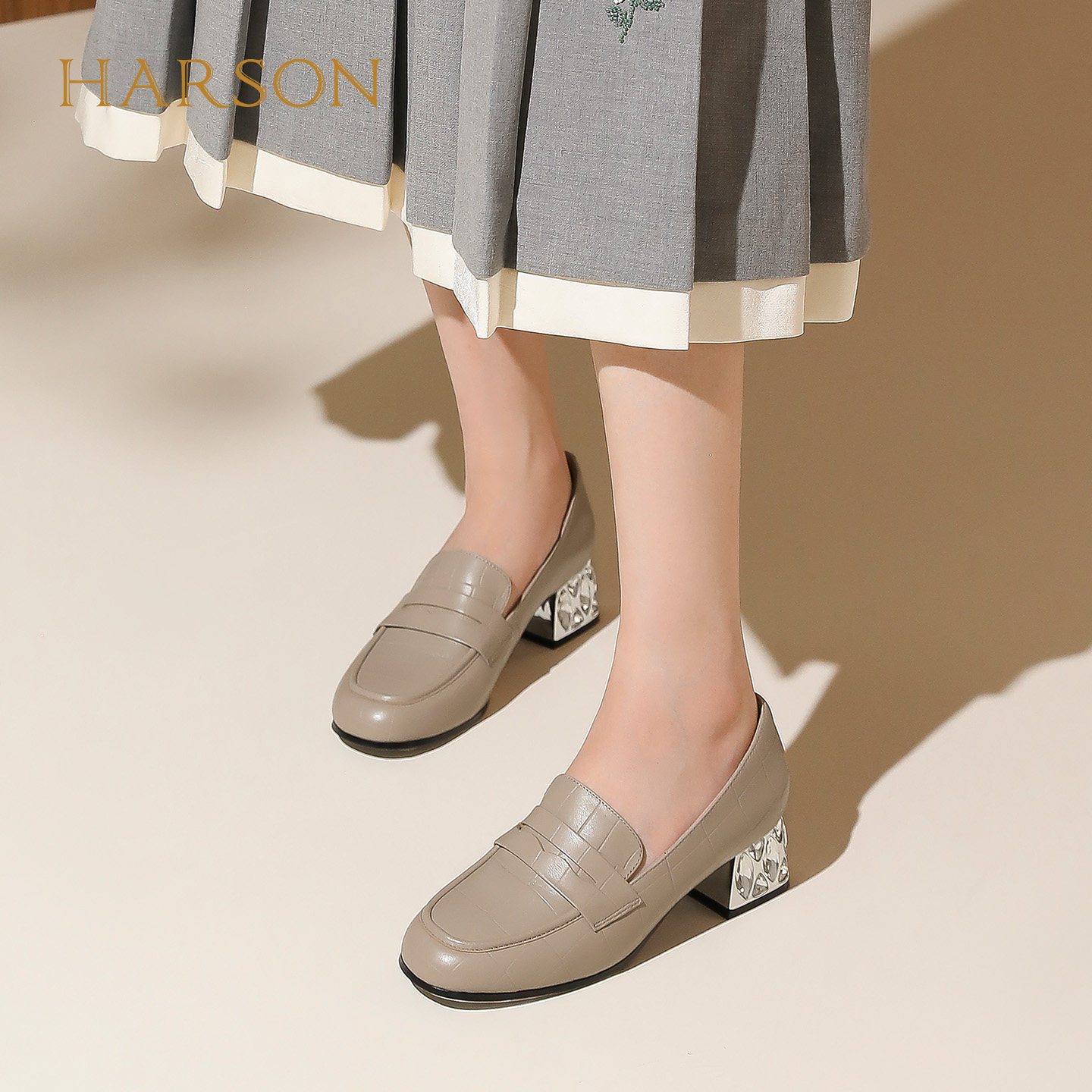 哈森春秋新款深口单鞋女水钻粗跟休闲一脚蹬软面乐福鞋HL226032,淘宝优惠券,粉丝福利购,淘宝优惠卷