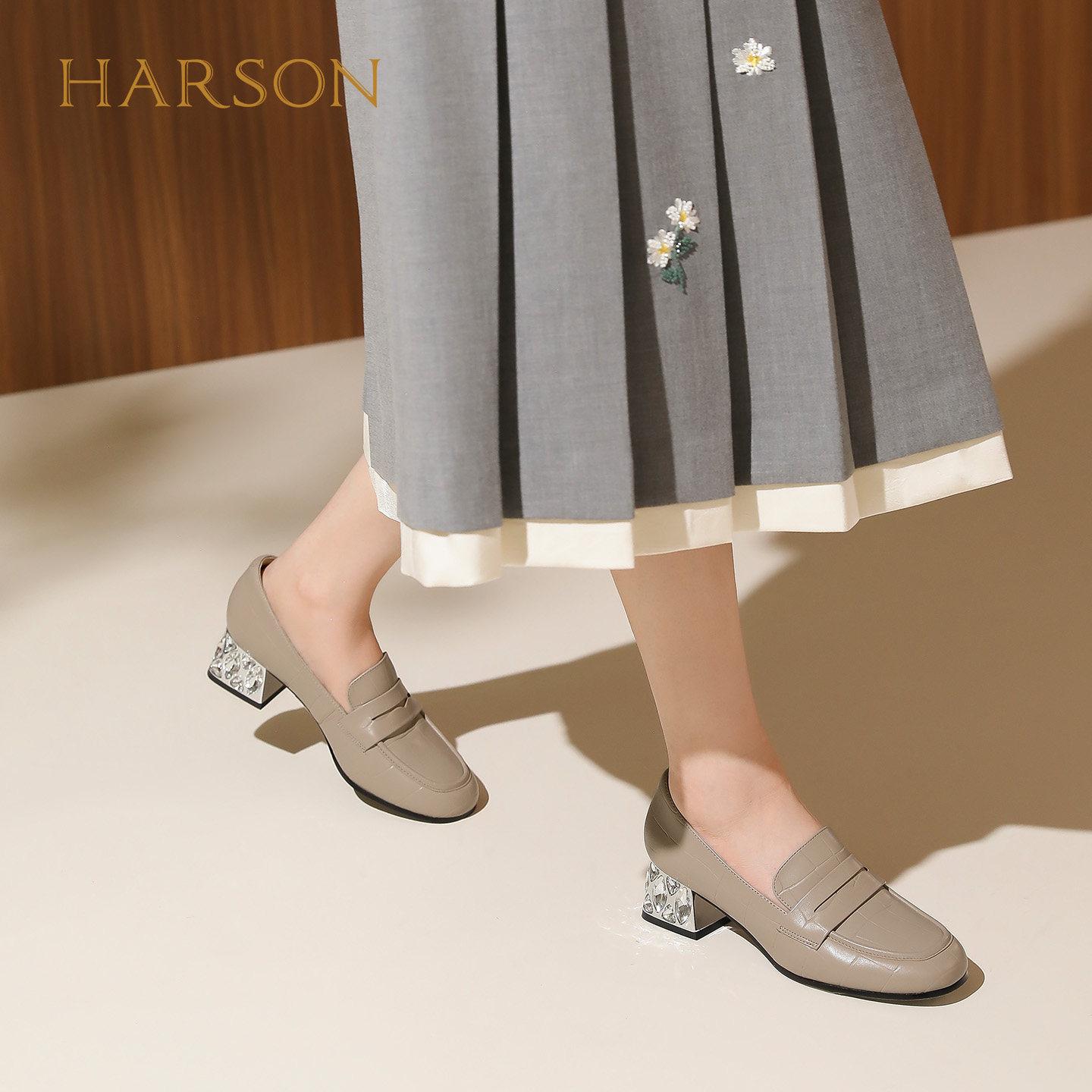 哈森春秋新款深口单鞋女水钻粗跟休闲一脚蹬软面乐福鞋HL226032,淘宝优惠券,粉丝福利购,淘宝优惠卷