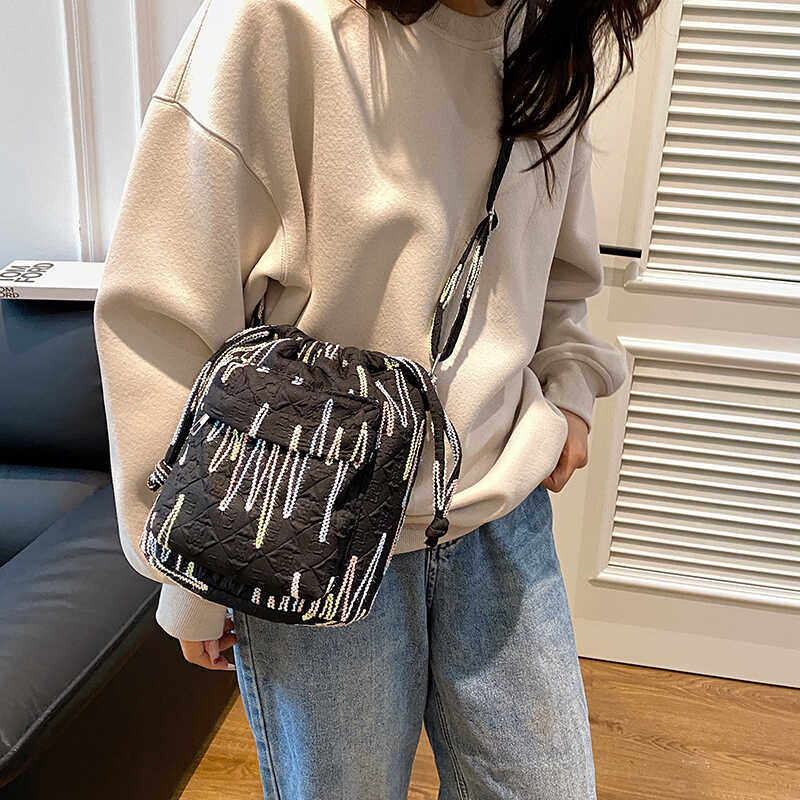 夏季帆布包包女2024新款日韩系单肩抽带水桶包小众百搭通勤斜挎包,淘宝优惠券,粉丝福利购,淘宝优惠卷