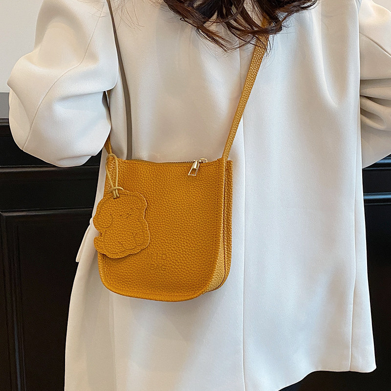 2025年新款流行韩版简约荔枝纹水桶包包女时尚通勤高级感纯色单肩,淘宝优惠券,粉丝福利购,淘宝优惠卷
