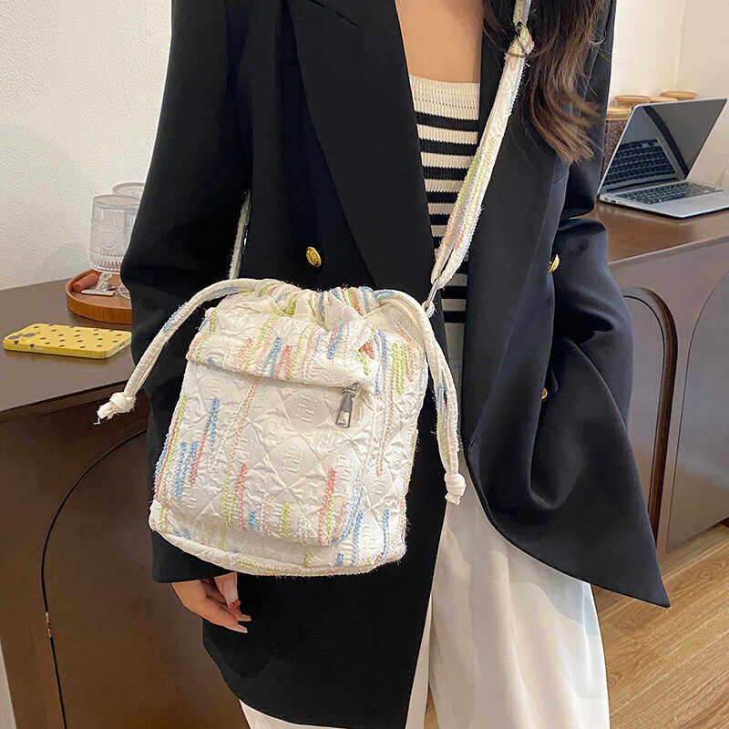 夏季帆布包包女2024新款日韩系单肩抽带水桶包小众百搭通勤斜挎包,淘宝优惠券,粉丝福利购,淘宝优惠卷