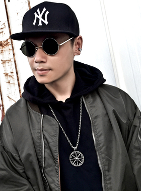 复古法轮项链男个性嘻哈ins潮人钛钢吊坠日韩文艺百搭毛衣链单身