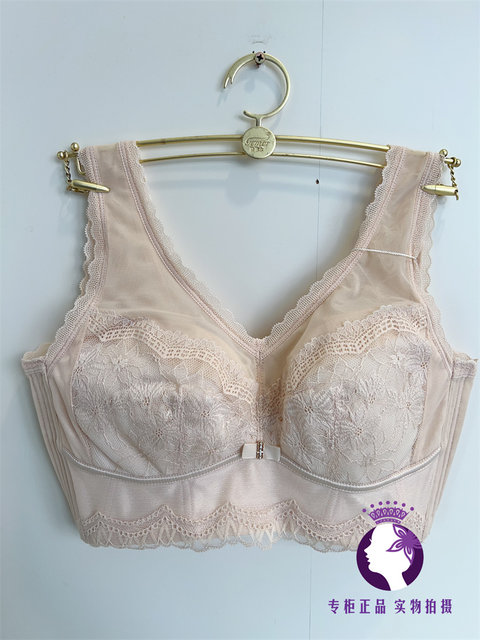 Gomul's big breasts appear smaller without steel rims, thin cotton cups are comfortable