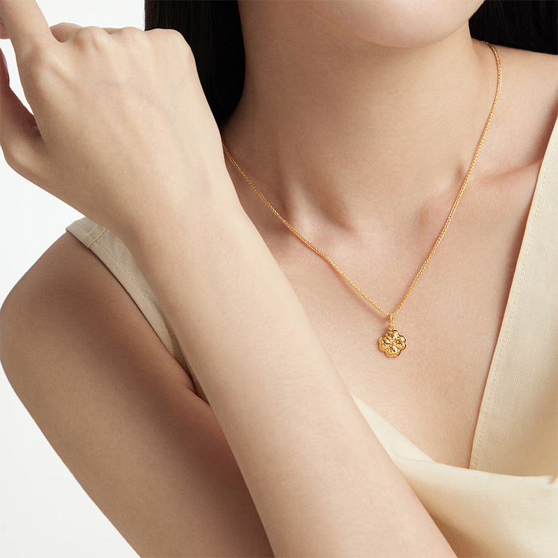 周大福爱心四叶草爆闪鱼鳞金足金黄金吊坠女款计价EOF1831送礼 - 图0