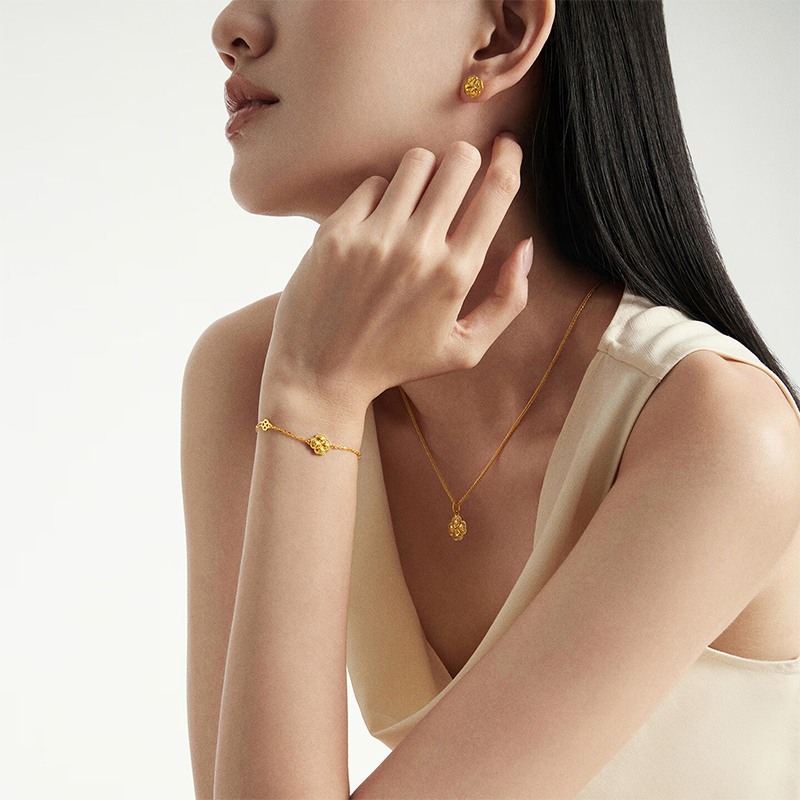 周大福爱心四叶草爆闪鱼鳞金足金黄金吊坠女款计价EOF1831送礼 - 图1