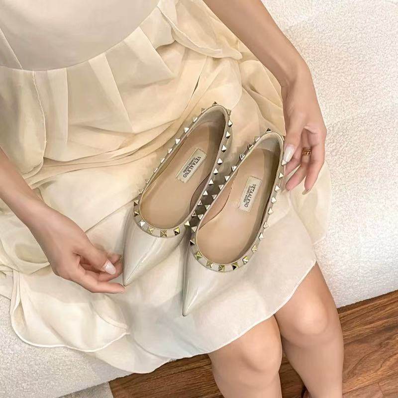 2025新款春夏铆钉漆皮单鞋女大码女平底鞋浅口尖头柳丁软底船鞋女,淘宝优惠券,粉丝福利购,淘宝优惠卷