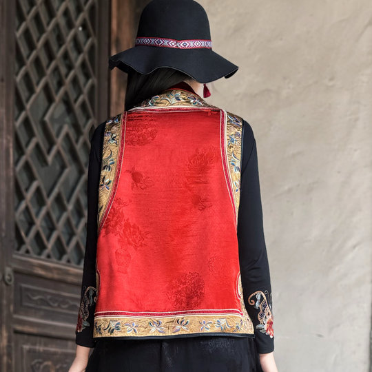 2025春季新品国风无袖绣花坎肩妈妈装背心中式盘扣马甲上衣遮肉