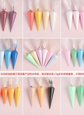 每支送裱花嘴的奶油胶袋装好操作