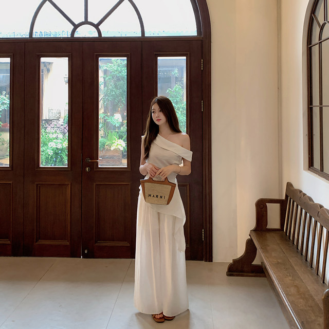 Huangzuozuo Sazuojia ຂະຫນາດນ້ອຍ slanted shoulder top trousers temperament ຊຸດແມ່ຍິງ summer ສອງສິ້ນ