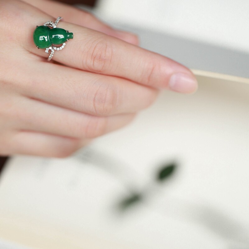 Splashed ink. Natural full green gourd jade, 18K white gold inlaid with diamonds, ring/ring (original 7000