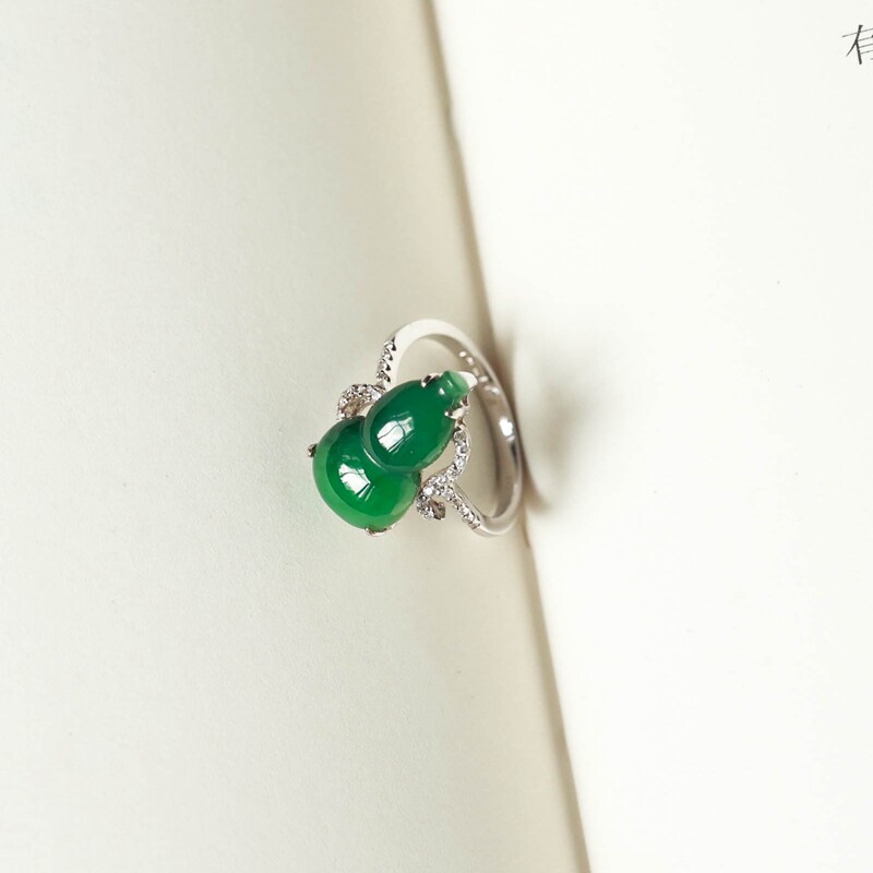 Splashed ink. Natural full green gourd jade, 18K white gold inlaid with diamonds, ring/ring (original 7000