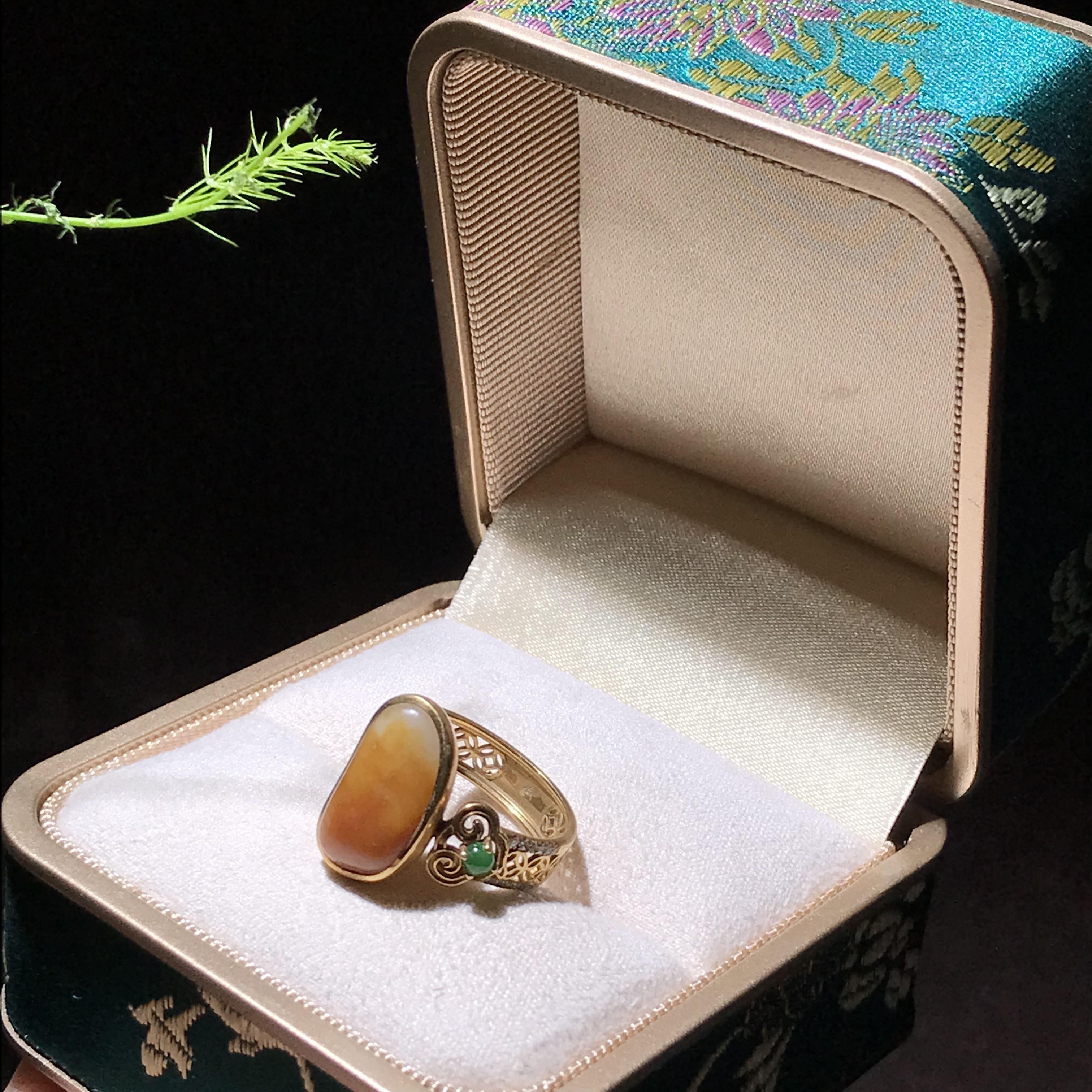 Ru Xian Jade Road 18K heavy gold inlaid with natural Huang Qin single seed ring single seed raw stone gold inlaid with jade belt certificate