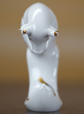 十二生肖牛纯白描金动物瓷塑