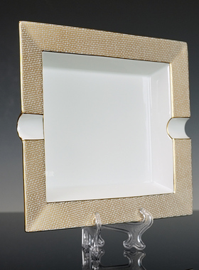 Cosmopolitan网格黄金雪茄烟