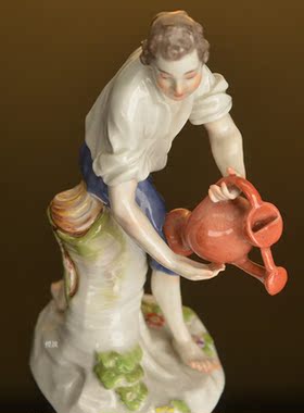 浇水的花匠彩绘人偶瓷塑