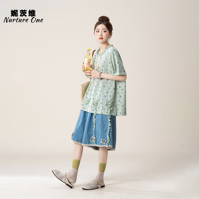 ເສື້ອຍືດແຂນສັ້ນ floral floral ແລະ denim ສັ້ນ suits