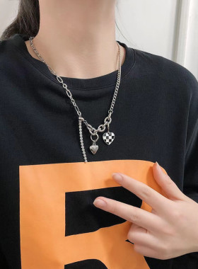 新品黑白棋盘格爱心吊坠项链女ins微镶钻流苏百搭秋冬毛衣链