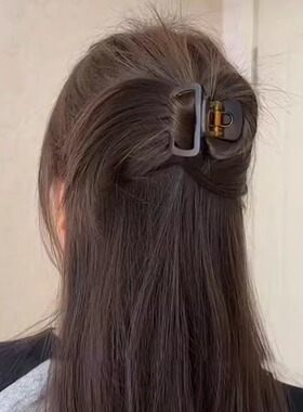 2026新款高端鸡毛半扎发夹女后脑勺小抓夹高级感发量少鲨鱼夹头饰