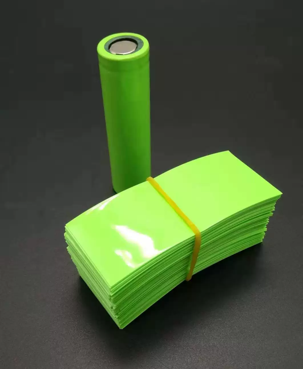 Lithium battery, tubular collar