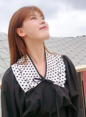 双层褶皱波点假领子配饰配连衣裙