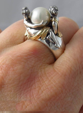 法国主义优雅女士手捧黑珍珠戒指