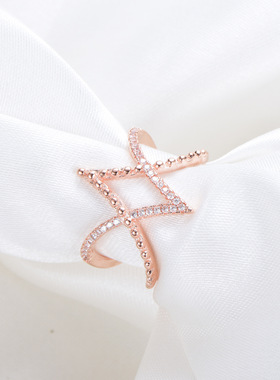 镀18k玫瑰金菱形线条交叉戒指