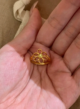 Young轻奢镂空小黄花戒指女简约风镀黄金色精致感黄钻花朵食指戒
