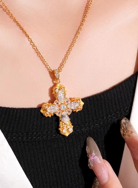 Young拉丝工艺高碳钻十字架吊坠女轻奢复古高级感金色箭形项链女