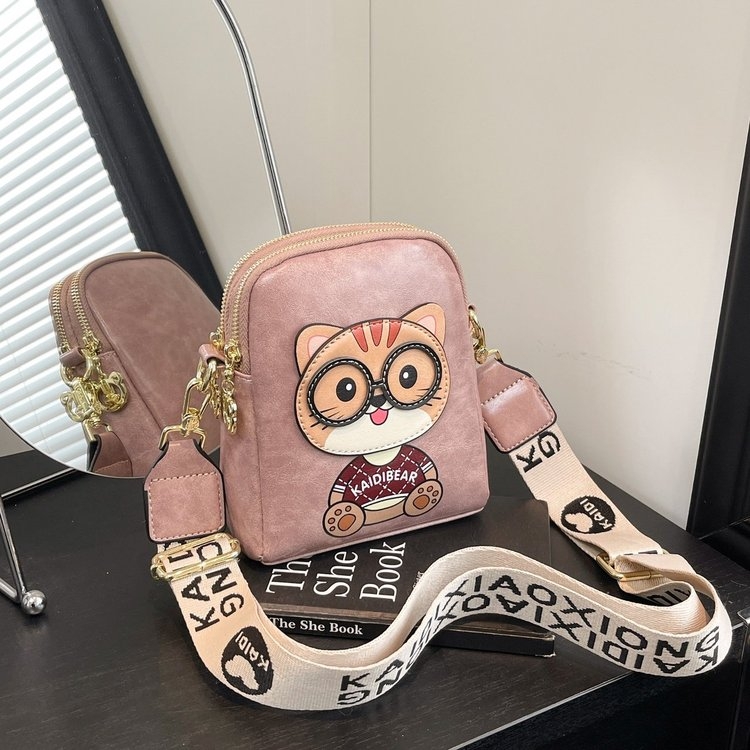2025新款时尚百搭单肩斜挎包女简约休闲小方包高级感卡通小熊包包 - 图2