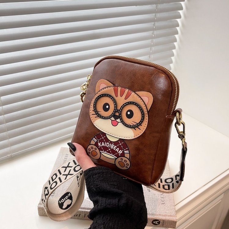 2025新款时尚百搭单肩斜挎包女简约休闲小方包高级感卡通小熊包包 - 图3