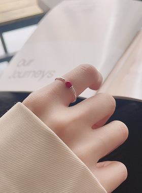 云尚服饰S925纯银做旧工艺素圈点缀南红色简约火柴人开口戒指