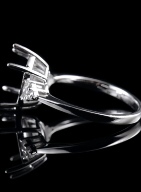 于凡珠宝 18K金椭圆形9*11宝石指环戒托钻石镶嵌轻奢定制戒指空托