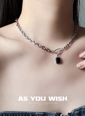 轻奢不规则黑色小方吊坠项链