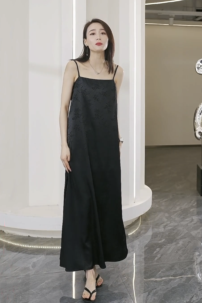 高级显瘦气质新中式吊带连衣裙女2026春夏新款设计感提花缎面长裙