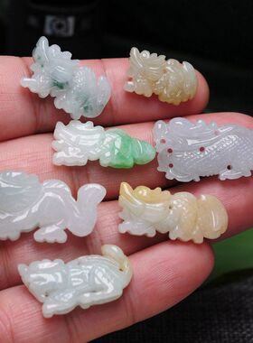 天然翡翠纯手工精雕玉龙挂件