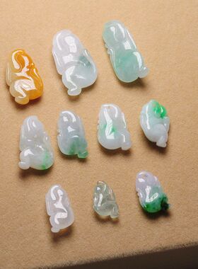 天然翡翠精工雕刻玉猴挂件吊坠