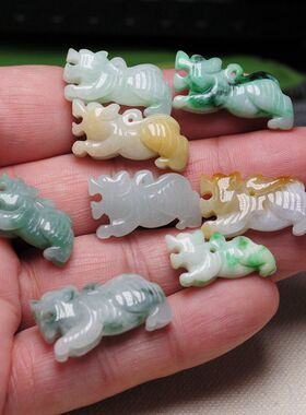 天然翡翠立体雕刻十二生肖虎挂件