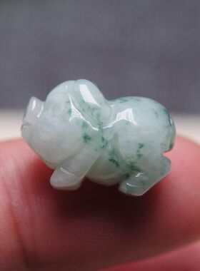 天然翡翠立体精雕玉猪挂件饱满