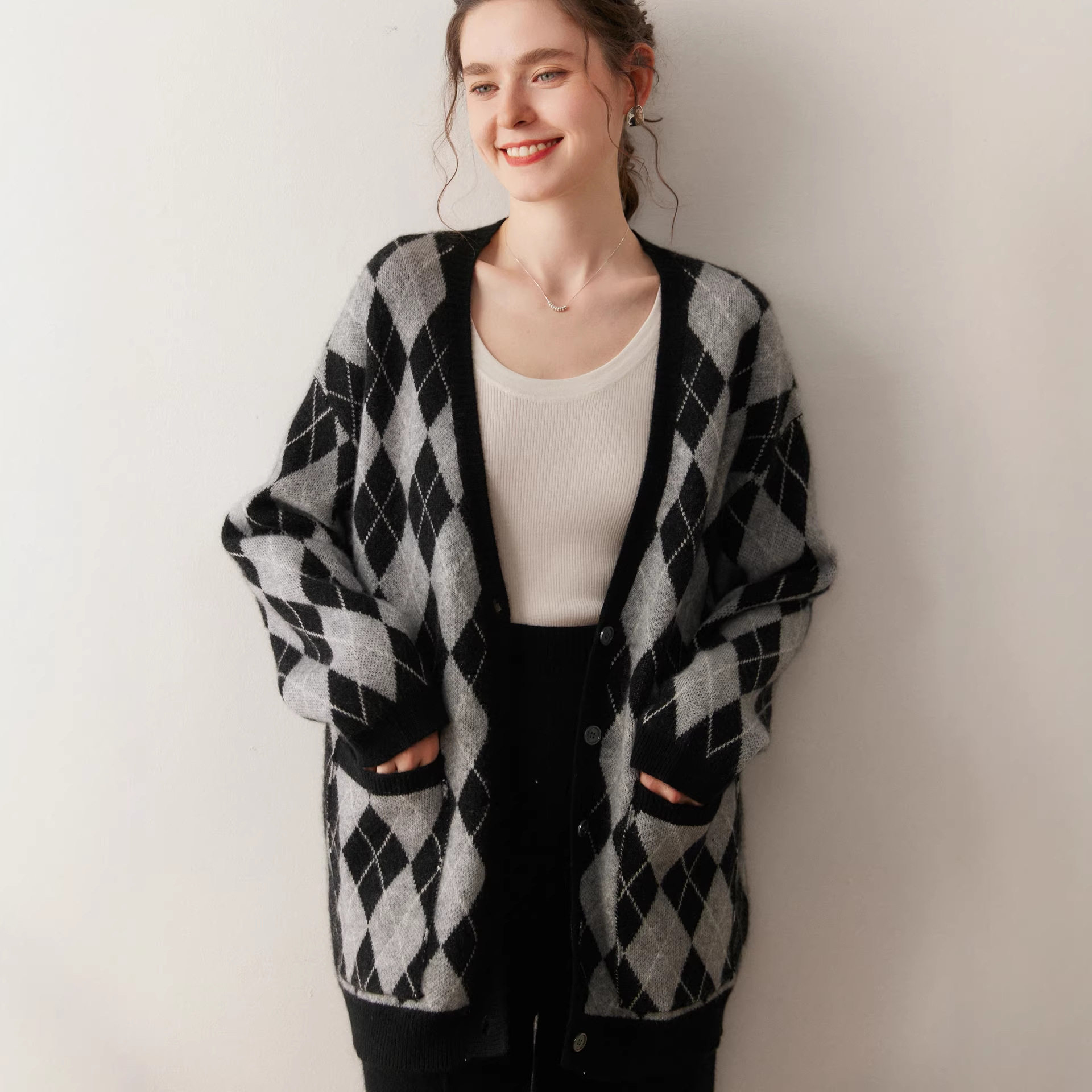 大菱形格拼色V领羊绒开衫女秋冬加厚宽松中长款外搭毛衣针织外套,淘宝优惠券,粉丝福利购,淘宝优惠卷