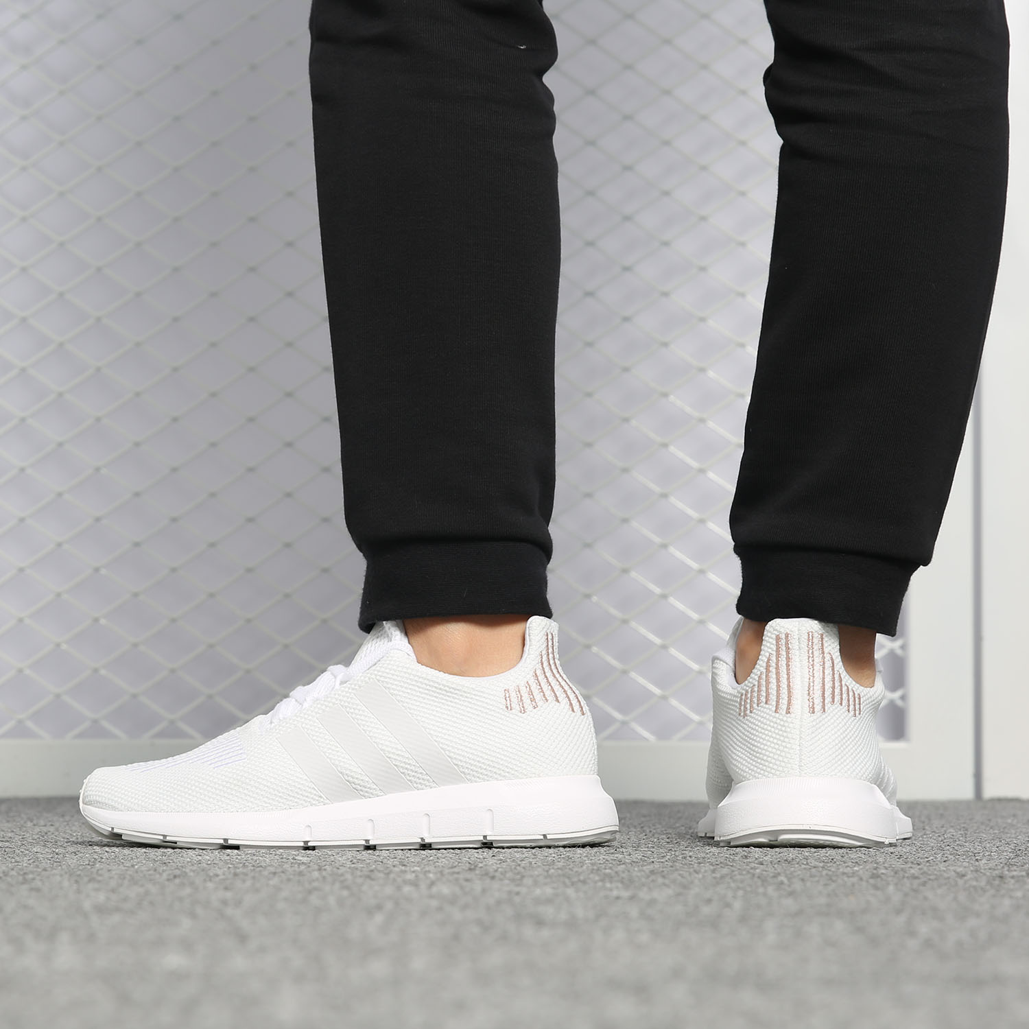 Adidas/阿迪达斯正品三叶草Swift Run W 男女低帮运动鞋 B37719 - 图2