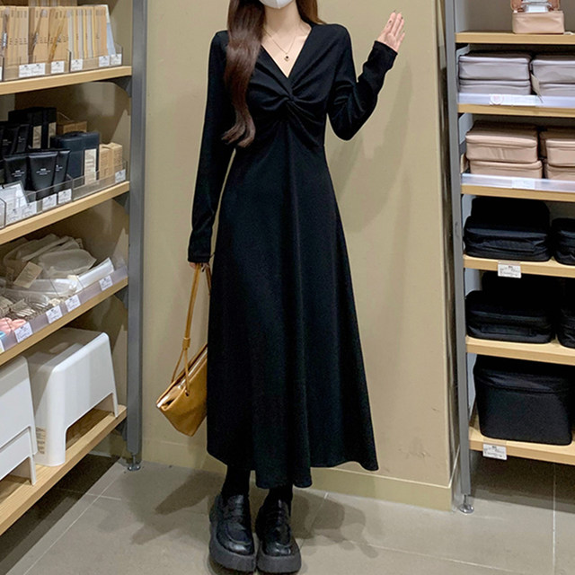 Large size autumn and winter French Hepburn style v-neck with black inner