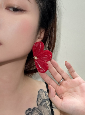 复古港风不对称琥珀花瓣耳环