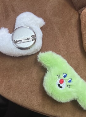 毛绒玩偶胸日系可爱小狗公仔别针动物徽章小鸭子包包配饰衣服饰品