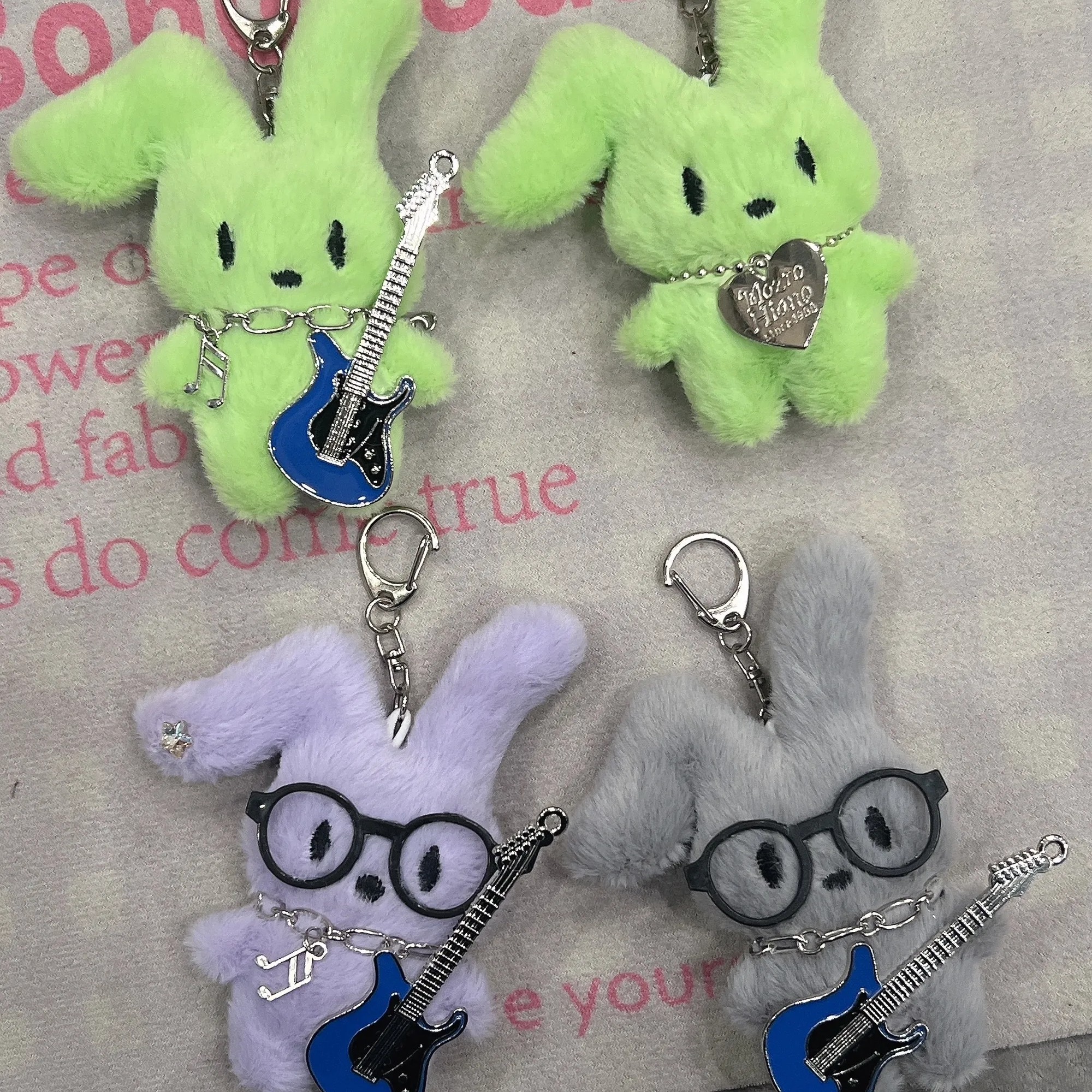 原创多巴胺小兔抱贝斯钥匙扣挂件女生包包配饰创意礼物天使小绿兔,淘宝优惠券,粉丝福利购,淘宝优惠卷