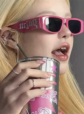 甜美玫红色遮阳墨镜凹造型出片