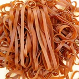 Удар с свежей бамбуковой трубки, размещая палатки пельмени плесени, свежесрезанные домашние удары, удары и ношение пельмени в канате бамбуковые трубки